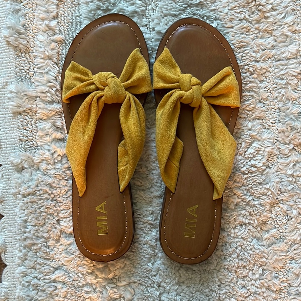 Size 7.5 Emilia knotted Slides- new in box
